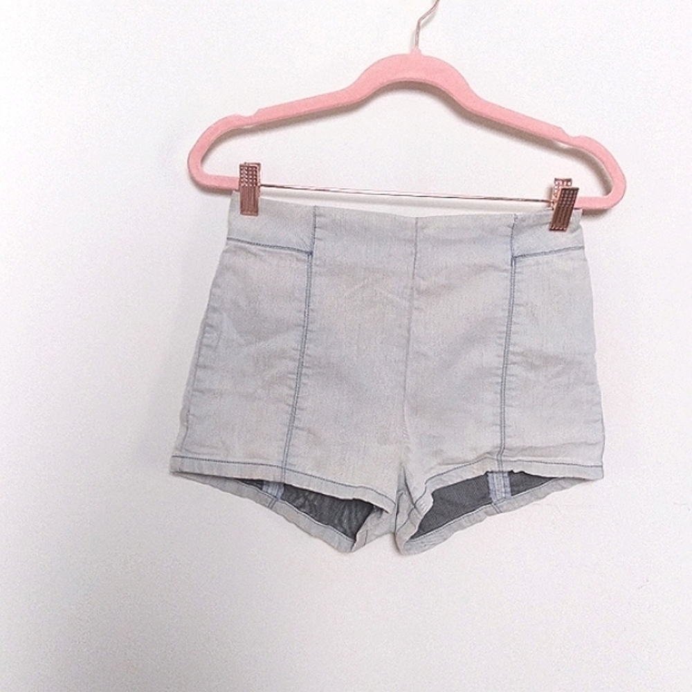 Urban Outfitters Kimchi Blue Light Wash High Waisted Zip Up Back Shorts Size 0